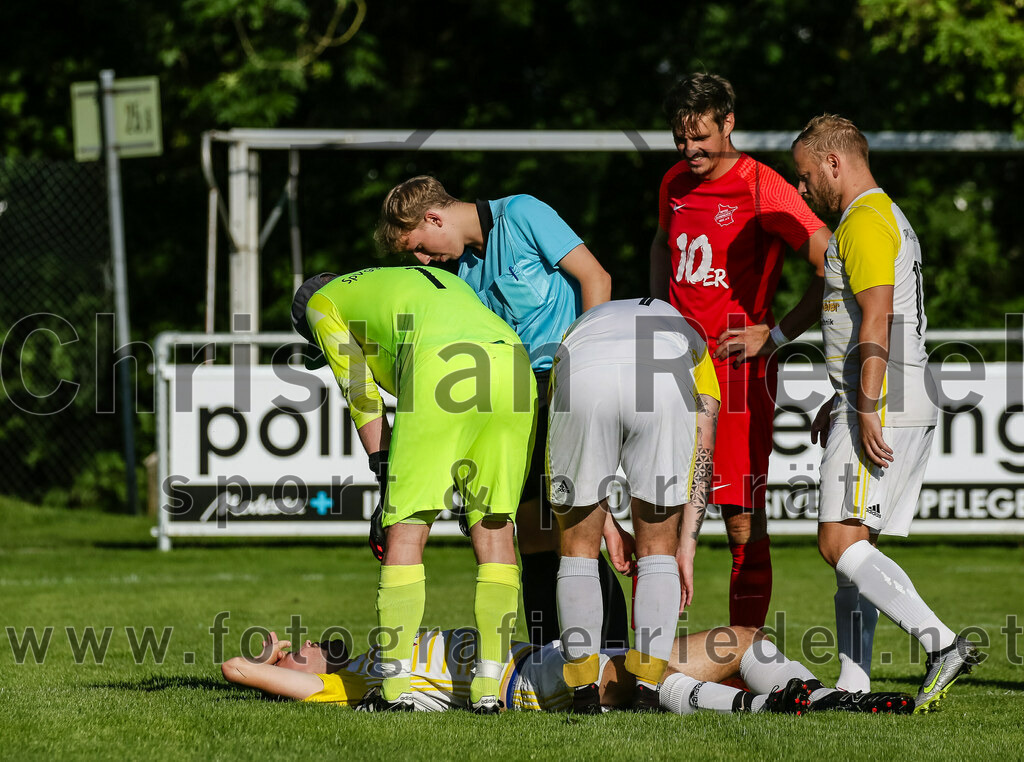 2023-08-18_015_SpVgg_Eichenkofen_gegen_FC_Langenpreising | Erding, Deutschland, 18.08.2023:
Fußball, A-Klasse 2023 / 2024, 3. Spieltag, SpVgg Eichenkofen gegen FC Langenpreising, Endergebnis: 0:2

Maximilian Hösl (SpVgg Langenpreising, #6), Torwart Dennis Just (SpVgg Eichenkofen, #1), Schiedsrichter David Gasch, Sascha Dörner (SpVgg Langenpreising, #17)

Foto: Christian Riedel / fotografie-riedel.net