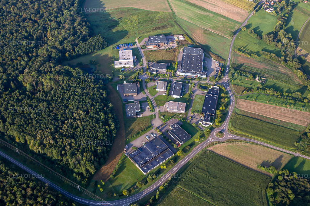 Vue aérienne: Parc industriel de la rue du Tabac à Eschbach dans le département Bas Rhin, France – .Photo: IMG_138084.jpg prise le 19/08/2023 par Werner Riehm/FLY-FOTO.eu – Résolution de l'original: 5472 x 3648 px