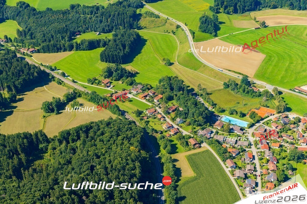 Luftaufnahme von Vachendorf - Die Luftaufnahme wurde 2025 vom UL-Flugzeug heraus erstellt ( keine Drohne ) - Hochauflösende Luftaufnahme - für professionelle Ausdrucke geeignet. Die Geschenkidee !Mit Lizenz und Bildrechte bestellbar
