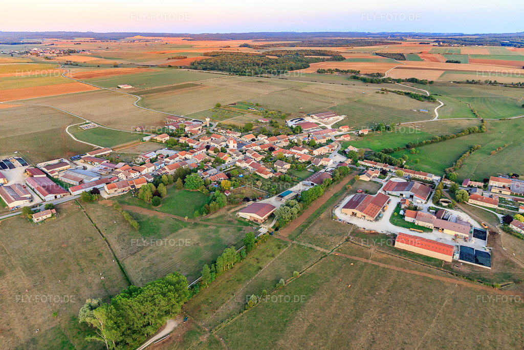 Luftbild: Ortsansicht von Nordwesten in Ruppes im Bundesland Vosges in Frankreich. – Foto: IMG_118383.jpg vom 15.09.2019 durch Werner Riehm/FLY-FOTO.de – Auflösung des Originals: 5472 x 3648 px
