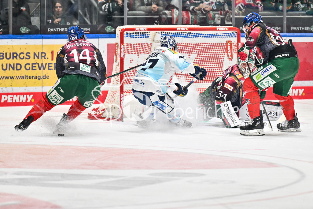 Augsburger Panther - Dresdner Eislöwen | AUGSBURG, DEUTSCHLAND - 06. MÄRZ: im Bild Sebastian GORICK (Eislöwen Dresden 47) der hier nicht mehr an den Puck kommt während dem Match zwischen den Augsburger Panthern und den Dresdner Eislöwen am 49. Spieltag der Penny DEL im Curt Frenzel Stadion
