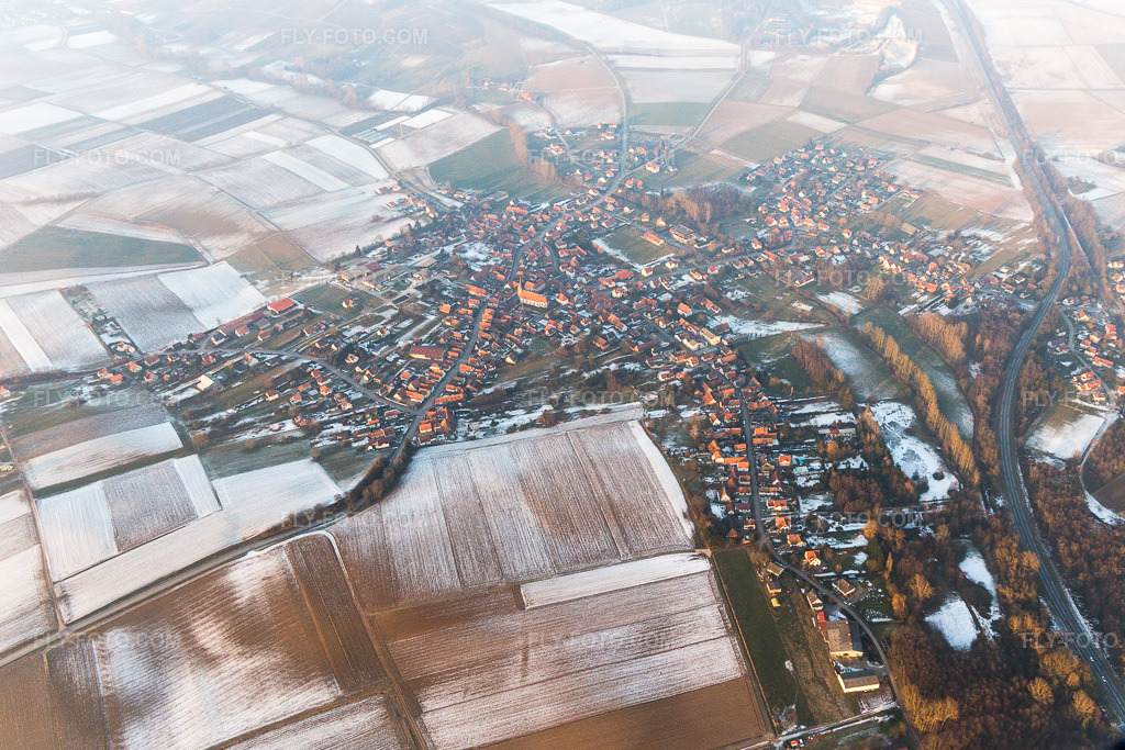 Aerial view: Wintery snow-covered agricultural fields and arable land in Riedseltz in the state Bas-Rhin, France. – Photo: IMG_096371.jpg taken on 01/21/2017 by Werner Riehm/FLY-FOTO.com – Resolution of the original: 5097 x 3398 px