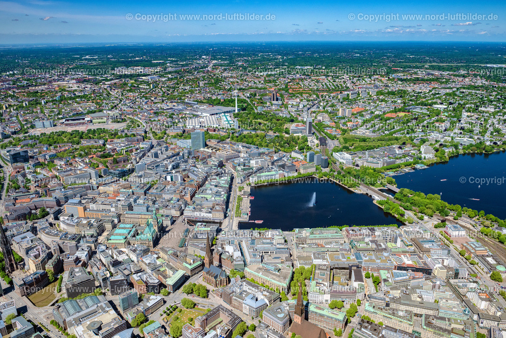 Hamburg_Mitte_Alster_ELS_5198150522 | HAMBURG 15.05.2022 Stadtzentrum im Innenstadtbereich am Ufer der Alster im Ortsteil Altstadt in Hamburg, Deutschland. // The city center in the downtown area on lake side of Alster in the district Altstadt in Hamburg, Germany. Foto: Martin Elsen