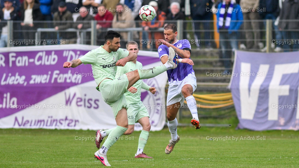 VfR Neumünster (lila) vs PSV Neumünster (grün) | Kastriot Alija (VfR #19) vs Geart Latifi (PSV #5) / Fußball-Oberliga Männer 2025/2026 / VfR Neumünster (lila) vs PSV Neumünster (grün) / Grümmi-Arena / Neumünster / 15.04.26 - Realisiert mit Pictrs.com