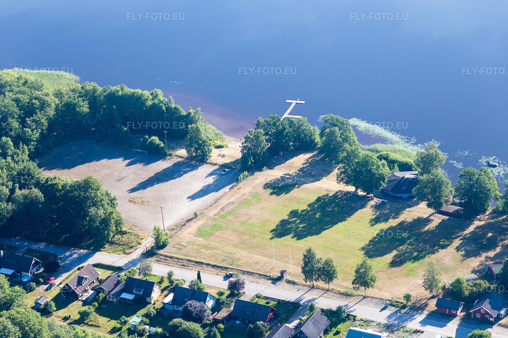 Vue aérienne: Vue de la ville à Tvetaryd dans le département Kronoberg, Suède. Photo: IMG_108147.jpg prise le 28/06/2018 par Werner Riehm/FLY-FOTO.euRésolution de l'original: 5472 x 3648 px