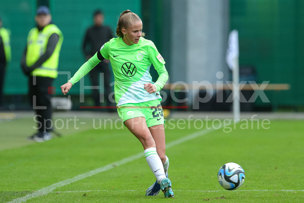 Fussball, Google Pixel Frauen-Bundesliga, VfL Wolfsburg - TSG 1899 Hoffenheim | v.li.: Vivien Endemann (VfL Wolfsburg, 25) am Ball, Freisteller, Einzelbild, Ganzkörper, Aktion, Action, Spielszene, DIE DFB-RICHTLINIEN UNTERSAGEN JEGLICHE NUTZUNG VON FOTOS ALS SEQUENZBILDER UND/ODER VIDEOÄHNLICHE FOTOSTRECKEN. DFB REGULATIONS PROHIBIT ANY USE OF PHOTOGRAPHS AS IMAGE SEQUENCES AND/OR QUASI-VIDEO.