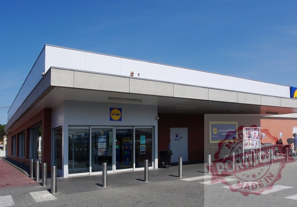 Lidl supermarket storefront with blue sky on a sunny day | Lidl supermarket building standing under a clear blue sky, representing retail and shopping - Realisiert mit Pictrs.com