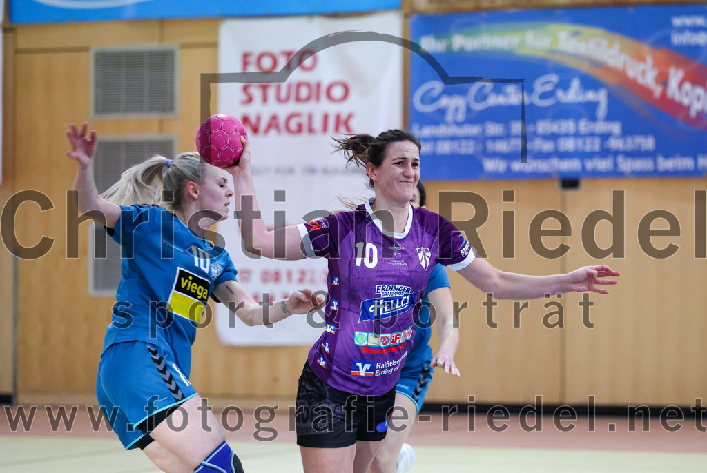 2023-03-11_032_SpVgg_Altenerding_gegen_SSG_Metten_Frauen | Erding, Deutschland, 11.03.2023:
Handball, Bezirksoberliga Frauen Altbayern 2022 / 2023, 13. Spieltag, SpVgg Altenerding gegen SSG Metten, Endergebnis: 32:26

Lena Steininger (SSG Metten, #10), Janina Konrad (SpVgg Altenerding, #10), Cornelia Klein (SSG Metten, #15)

Foto: Christian Riedel / fotografie-riedel.net
