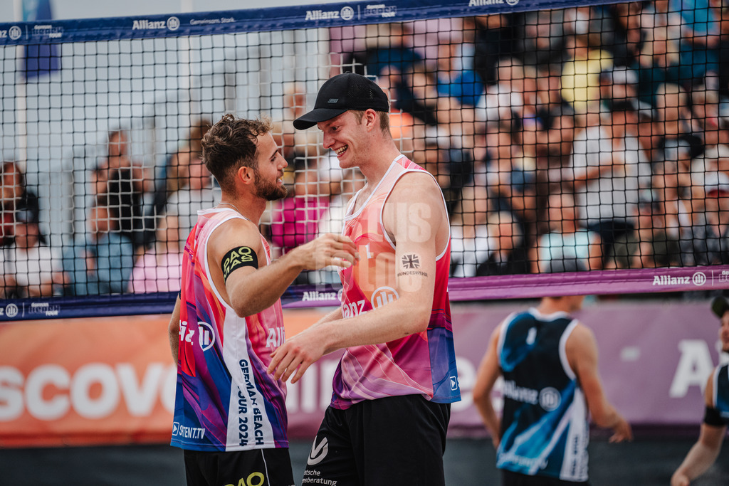 Beachvolleyball | Männer | Allianz German Beach Tour 2024 | Tourstop Kühlungsborn 2 | 17.08.2024 | v.l. Jonas Sagstetter und Philipp Huster jubel nach dem Sieg