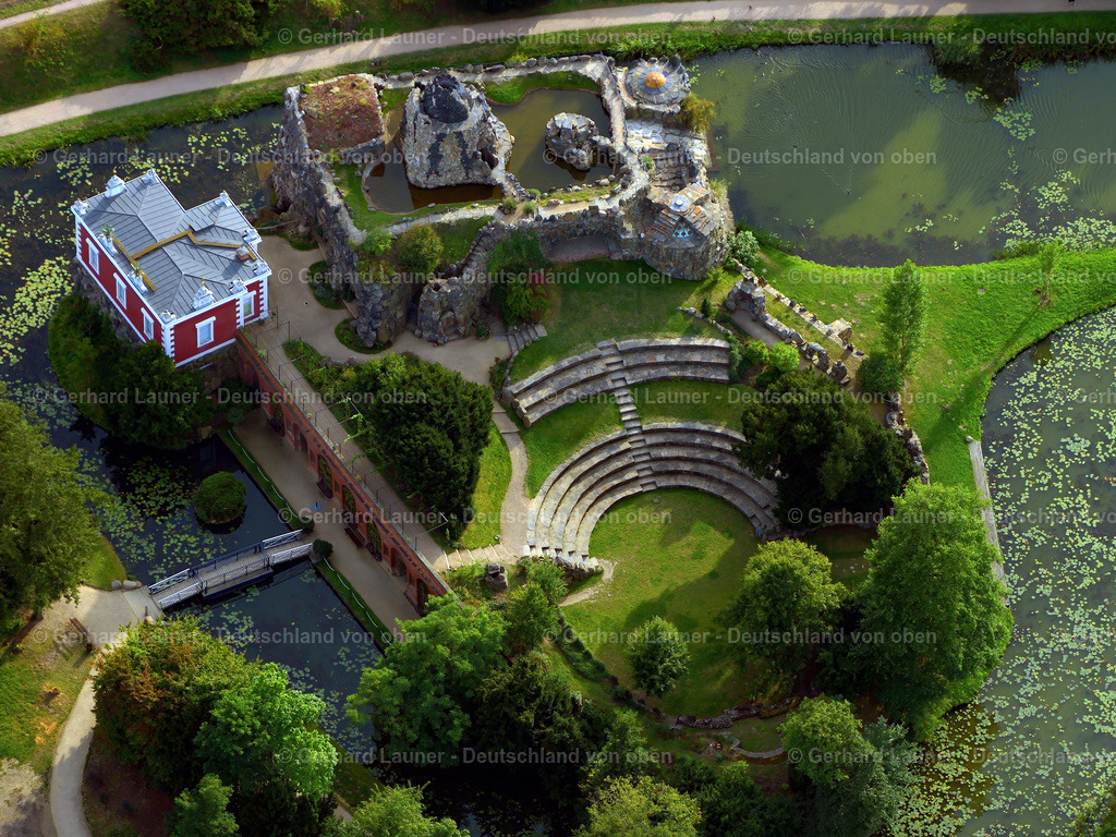 3293826 | ORANIENBAUM-WöRLITZ 08.09.2021 WöRLITZ 19.10.2014 Insel Stein im UNESCO-Kulturerbe- Park des Dessau-Wörlitzer Gartenreiches in Wörlitz im Bundesland Sachsen-Anhalt. Das Gesamtbauwerk wird durch Felsengänge, Grotten, Tempel, Kolumbarium, Amphitheater, Villa Hamilton u.v.a. mehr gebildet. // Venus temple in the UNESCO Cultural Heritage Park of Dessau-Woerlitz Garden Kingdom in Woerlitz in Saxony-Anhalt. Foto: Gerhard Launer