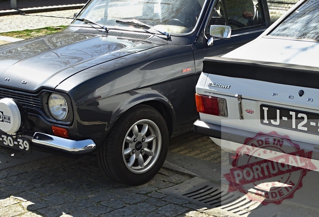 Ford Escort Mk1 and Mk2 classic cars parked | Ford Escort Mk1 and Mk2 vintage rally cars parked on a cobbled street - Realisiert mit Pictrs.com