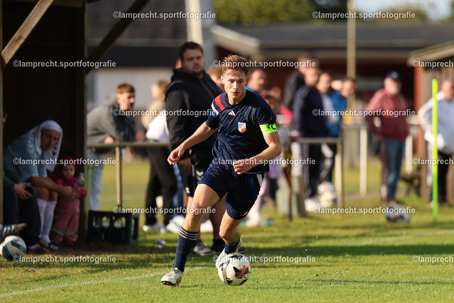 Fußball I Herren I Saison 2025-2026 I Kreisklasse A Süd-Ost I 6. Spieltag I SG Scharbeutz-Pönitz - VfL Bad Schwartau I 13.09.2025.039 | Leo Joos Breitwieser (17, SG Scharbeutz/Pönitz) - Realisiert mit Pictrs.com