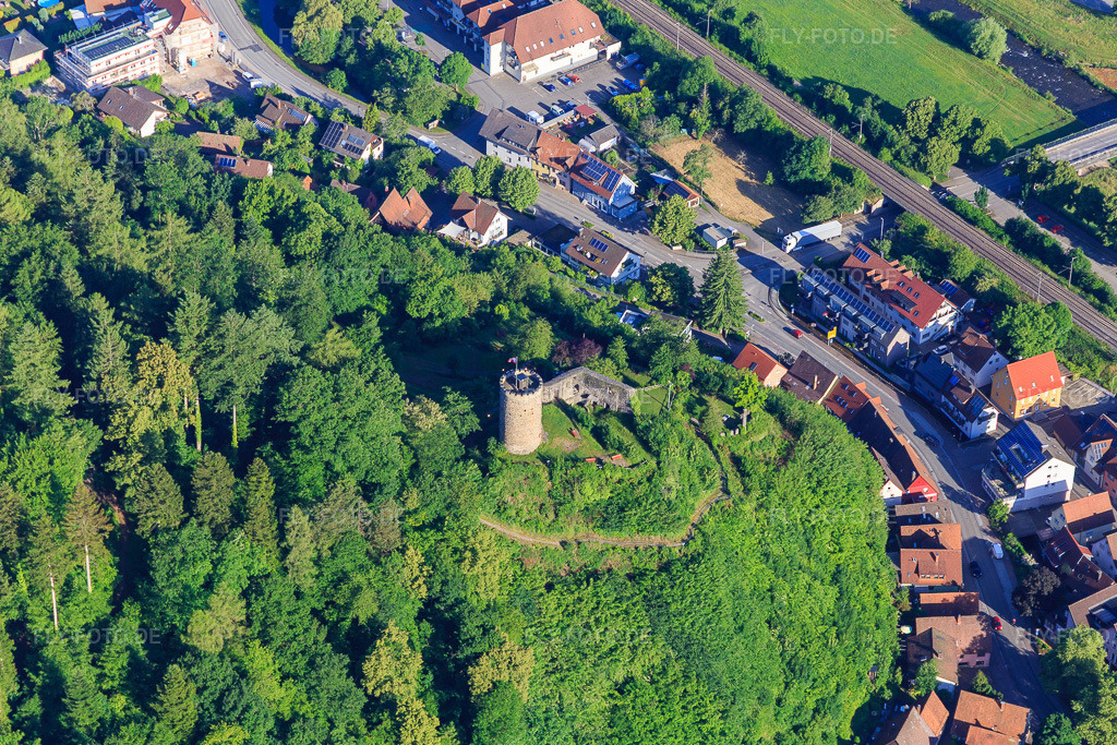 Luftbild: Burg Husen im Gummenwald in Hausach im Bundesland Baden-Württemberg in Deutschland. Foto: IMG_147677.jpg vom 30.05.2025 durch Werner Riehm/FLY-FOTO.de: Stadt Hausach