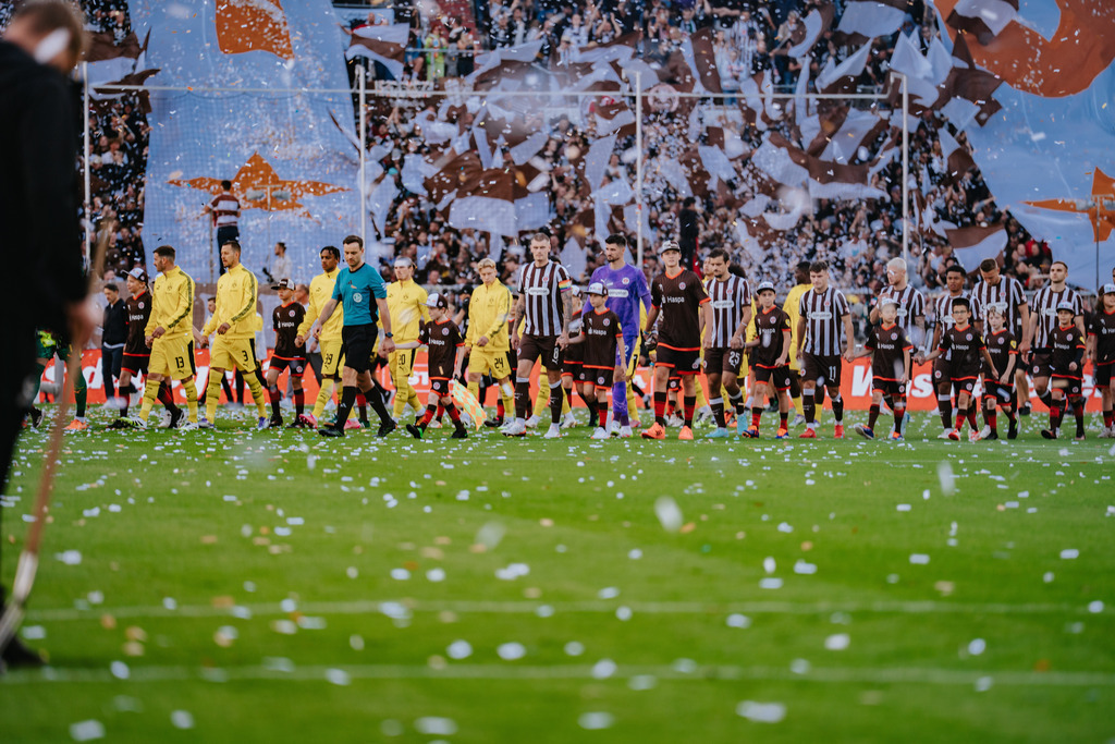 HEV01944 | Der offizielle Shop für FC St. Pauli Fotos. Wähle aus Spielszenen & Fanmomenten dein FCSP Wunschformat. Wir liefern Millerntor-Atmosphäre.
