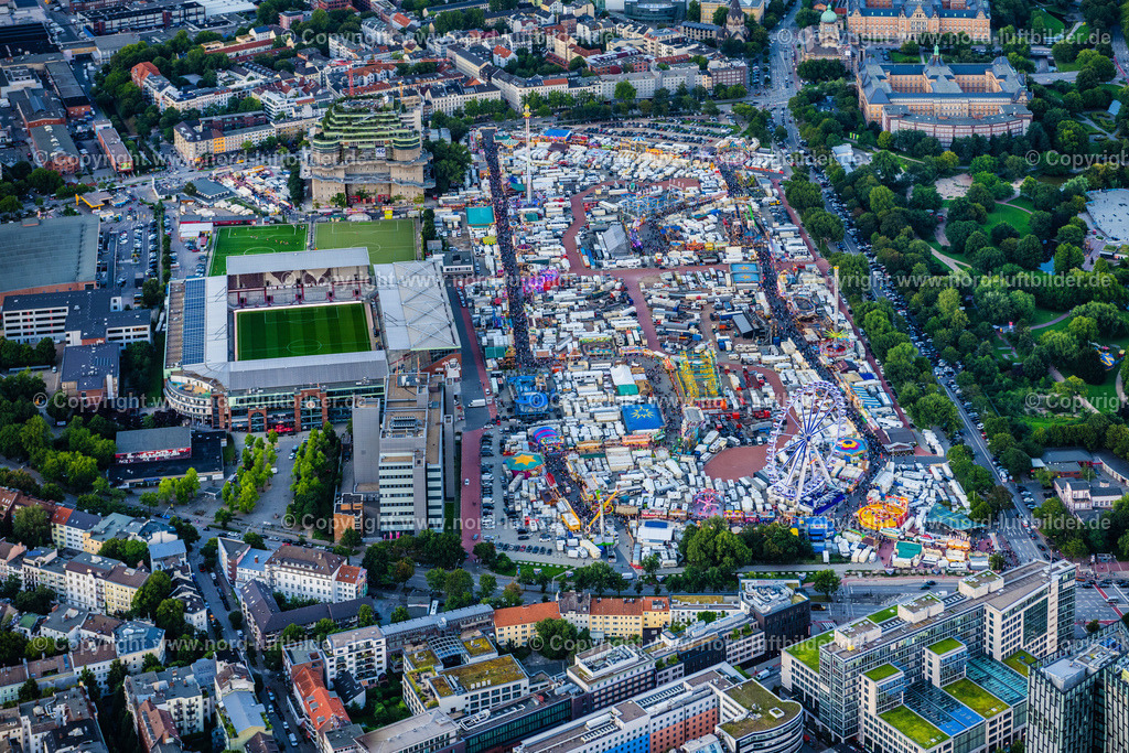 Hamburg_Heiligengeistfeld_Dom_Millerntorstadion_ELS_0350040823 | HAMBURG 04.08.2023 Sportstätten-Gelände der Arena des Stadion " Millerntor-Stadion " am Harald-Stender-Platz am Harald-Stender-Platz im Ortsteil Sankt Pauli in Hamburg, Deutschland. Weiterführende Informationen bei: Fußball-Club St. Pauli v. 1910 e.V.,  Professor Pfeifer und Partner Ingenieurbüro für Tragwerksplanung GmbH,  SHA Scheffler Helbich Architekten GmbH. // Sports facility grounds of the Arena stadium " Millerntor-Stadion " on place Harald-Stender-Platz in the district Sankt Pauli in Hamburg, Germany. Further information at: Fussball-Club St. Pauli v. 1910 e.V.,  Professor Pfeifer und Partner Ingenieurbuero fuer Tragwerksplanung GmbH,  SHA Scheffler Helbich Architekten GmbH. Foto: Martin Elsen