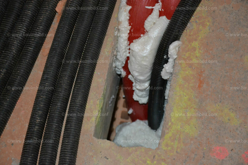 bib-lg15-sanitaer-0050 | Nach LV-Leistungsgruppen sortierte Detailfotos über den Bau eines Hauses. Alle Hausbau-Bilder direkt vom Urheber und Autor der Website Haus-Selber-Bauen.com