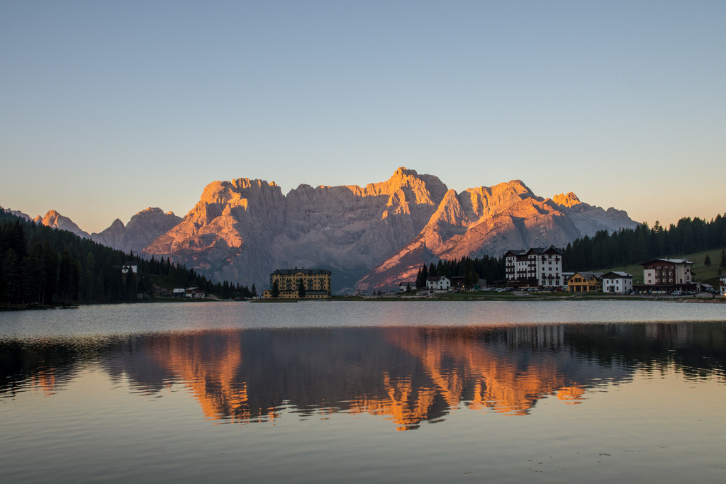 Misurinasee | Spiegelung im Misurinasee in den Dolomiten - Realisiert mit Pictrs.com