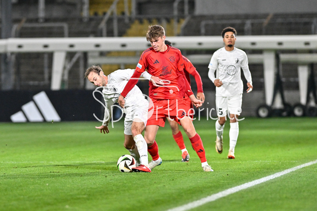 FC Bayern Amateure - TSV Schwaben Augsburg | im Duell Nicola Della SCHIAVA (TSV #3) und Guido DELLA ROVERE (FC Bayern München II #11) / zweikampf / Regionalliga Bayern: FC Bayern Muenchen II - TSV Schwaben Augsburg, Gruenwalder Stadion am am 25.10.2024