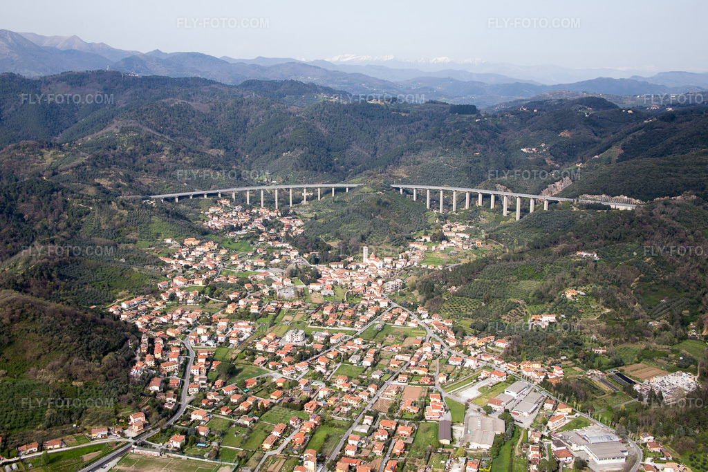 Aerial view: View of the town in Massarosa in the state Lucca, Italy. – Photo: IMG_086983.jpg taken on 04/03/2016 by Werner Riehm/FLY-FOTO.com – Resolution of the original: 5472 x 3648 px