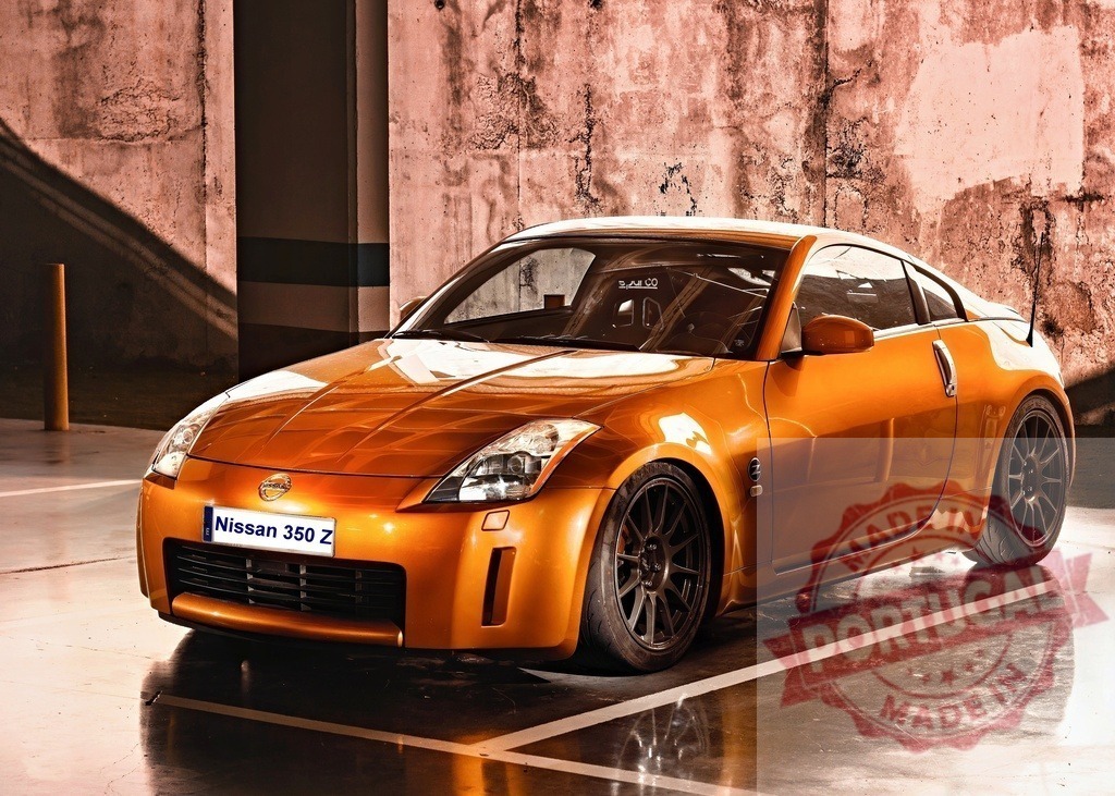Orange Nissan 350Z sports car parked in garage | Nissan 350Z sports coupe stopping in a concrete parking garage - Realisiert mit Pictrs.com