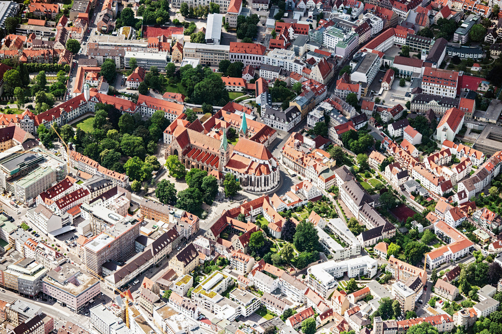 dr__0024655.jpg | AUGSBURG 17.06.2019 Kirchengebäude des Domes in der Altstadt in Augsburg im Bundesland Bayern, Deutschland. // Church building of the cathedral in the old town in Augsburg in the state Bavaria, Germany. Foto: Daniel Reiter