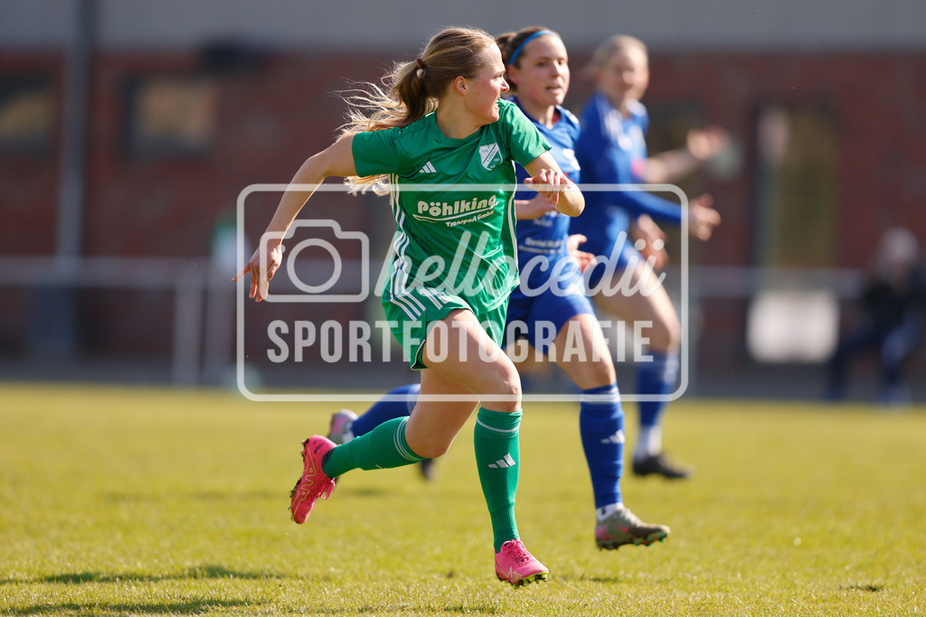 Fußball I Frauen I Saison 2025-2026 I Oberliga Niedersachsen I 17. Spieltag I TuS Lutten - BW Hollage-25 | Lena Hasenkamp (16, TuS Lutten) und Katleen Strunk (2, BW Hollage) im Sprint um den Ball. - Realisiert mit Pictrs.com