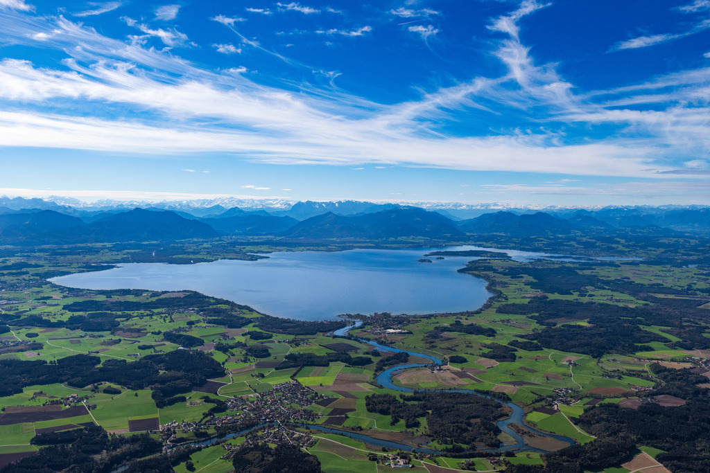dr__0055317.jpg | SEEON-SEEBRUCK 07.10.2024 Uferbereiche am Seegebiet des Chiemsee in Seeon-Seebruck im Bundesland Bayern, Deutschland. // Riparian areas on the lake area of Chiemsee in Seeon-Seebruck in the state Bavaria, Germany. Foto: Daniel Reiter