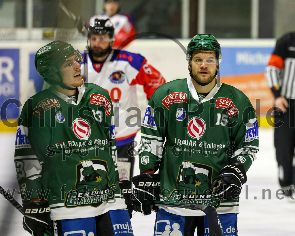 2023-11-03_028_TSV_Erding_gegen_ESC_Dorfen | Erding, Deutschland, 03.11.2023:
Eishockey, Bayernliga Vorrunde 2023 / 2024, 6. Spieltag, TSV Erding gegen ESC Dorfen, Endergebnis: 11:3

Michael Franz (Erding Gladiators, #13), Elias Maier (Erding Gladiators, #15)

Foto: Christian Riedel / fotografie-riedel.net