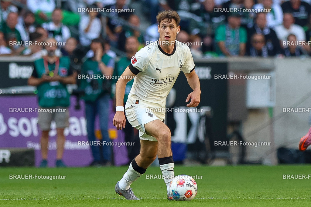 Borussia Mönchengladbach vs Hamburger SV - Bundesliga  | Mönchengladbach, Deutschland, 24.08.25:   Philipp Sander (Borussia Mönchengladbach) in Aktion am Ball, Einzelaktion waehrend des Spiels der Bundesliga zwischen Borussia Mönchengladbach vs Hamburger SV im Stadion im Borussia Park(Foto von Brauer-Fotoagentur / Adrian Schlueter)
