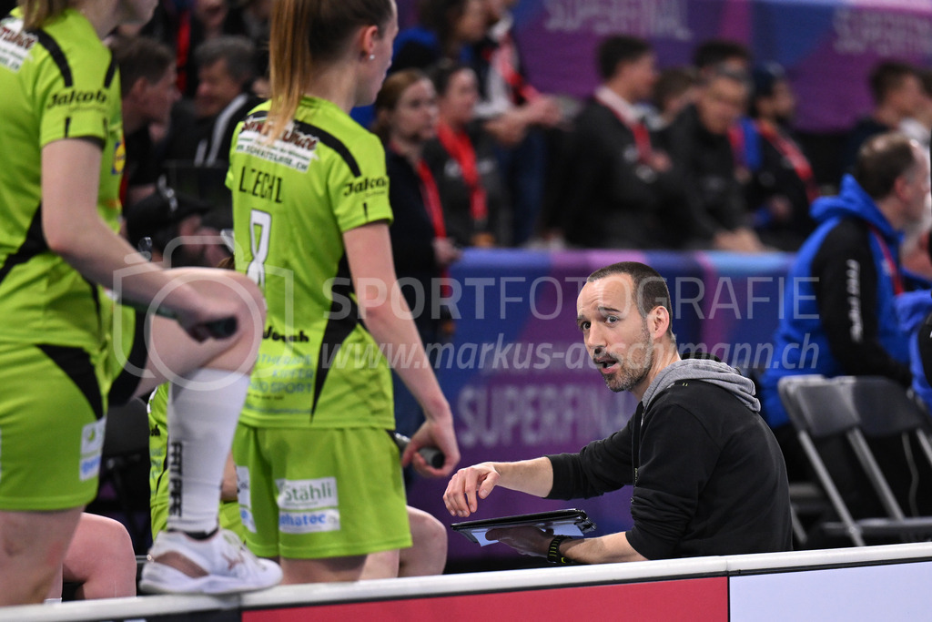 Kloten-Dietlikon Jets vs Skorpion Emmental Zollbrück - 15. April 2023 | 15.04.2023, Kloten, stimo arena, Swiss Unihockey Superfinal Frauen: Kloten-Dietlikon Jets - UHV Skorpion Emmental, Headcoach Lukas Schüepp (Skorpion Emmental Zollbrück). - Realisiert mit Pictrs.com