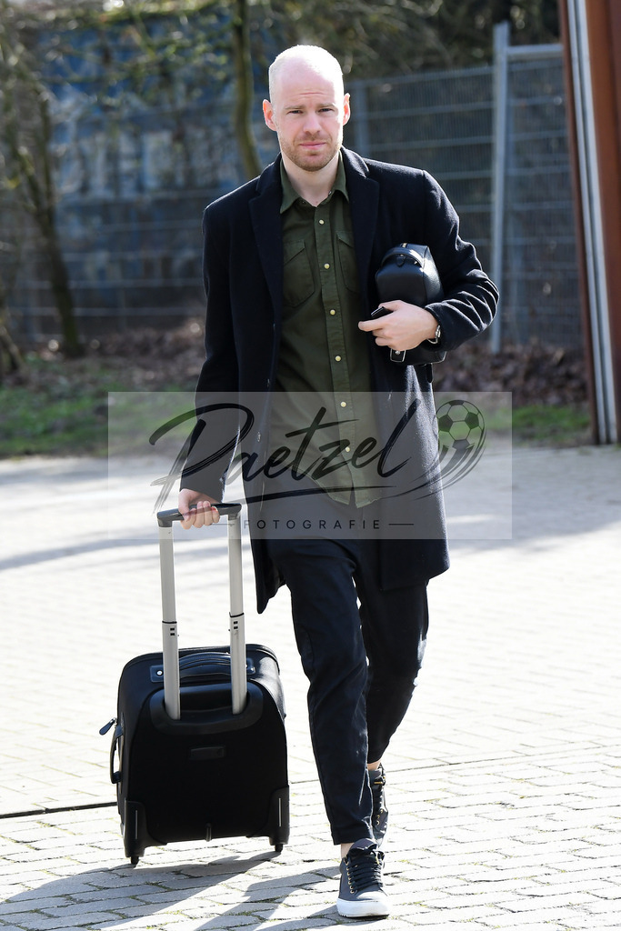 20200303_PKWBRE_0040 | Fussball, Herren: Davy Klaassen (Werder Bremen) schaut auf dem Weg ins wohninvest Weserstadion am 03.03.2020 in Bremen, Deutschland. - Realisiert mit Pictrs.com