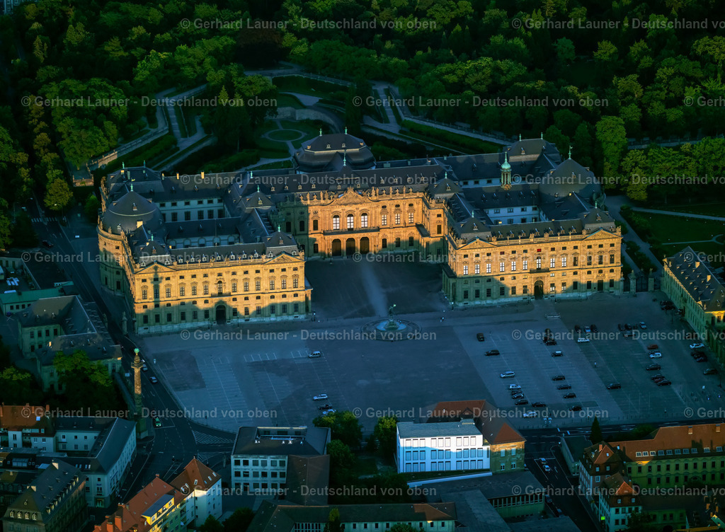 2696572 | Würzburger Residenz ist ein barocker Schlossbau am Rande der Innenstadt von Würzburg, der 1720 begonnen wurde und bis 1744 vollendet war.