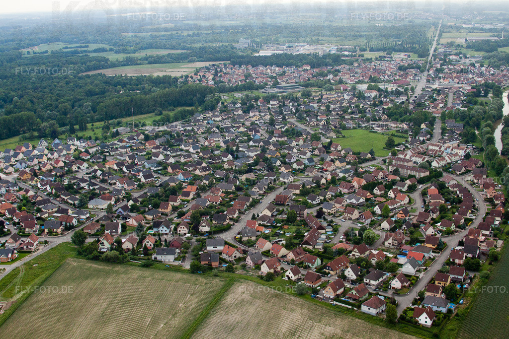 Ortsansicht | Luftbild: Ortsansicht in Drusenheim im Bundesland Bas-Rhin in Frankreich. Foto: IMG_28826.jpg vom 14.06.2010 durch Werner Riehm/FLY-FOTO.de - Realisiert mit Pictrs.com