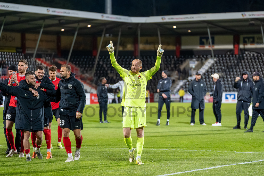SG Sonnenhof Großaspach vs. SGV Freiberg, Fussball, Regionalliga Suedwest, 30. Spieltag, 22.04.2026 | Maximilian Reule (SG Sonnenhof Großaspach, #01) feiert den Sieg,SG Sonnenhof Großaspach vs. SGV Freiberg, Fussball, Regionalliga Suedwest, 30. Spieltag, 22.04.2026