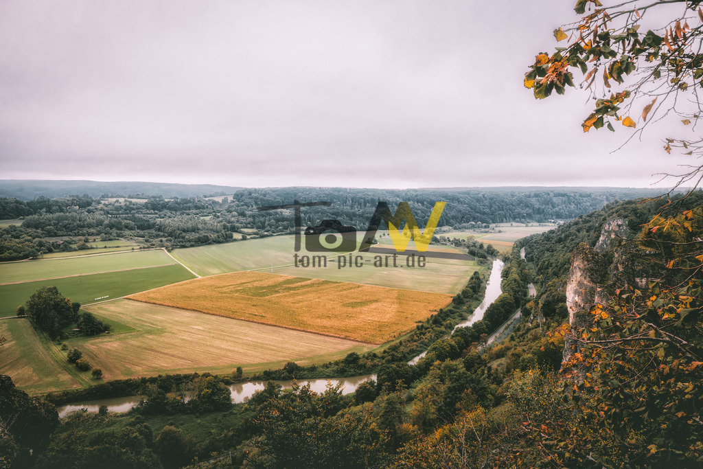 Panoramablick auf das natürliche Altmühltal | Hochauflösende und hochwertige Bilder und Fotos.Kommerzielle oder private Nutzung ✔ Bilder downloaden✔ Acryl ✔ Leinwand ✔ Poster ✔
 - Realisiert mit Pictrs.com