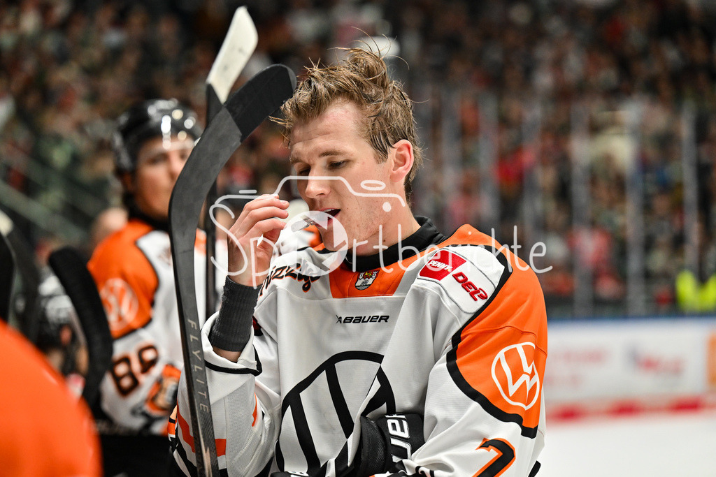 Augsburger Panther - Grizzlys Wolfsburg | AUGSBURG, GERMANY - 15. MARCH: im Bild Jimmy LAMBERT (Grizzlys Wolfsburg 7) / Einzelfoto / Freisteller während dem Match zwischen den Augsburger Panthern und den Grizzlys Wolfsburg am 52. Spieltag der Penny DEL im Curt Frenzel Stadion