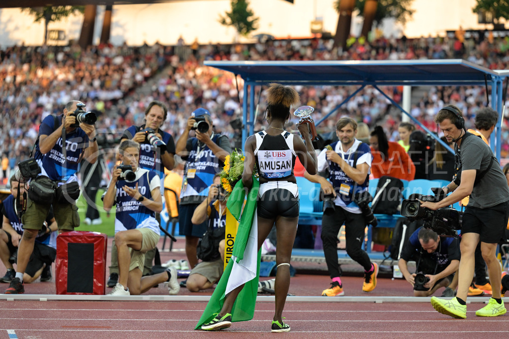 Leichtathletik: Weltklasse Zürich | 08.09.2022, Zürich, Letzigrund, Leichtathletik: Weltklasse Zürich, AMUSAN Tobi (NGR) gewinnt den 400m-Hürdenlauf der Frauen und lässt sich fotografieren. - Realisiert mit Pictrs.com