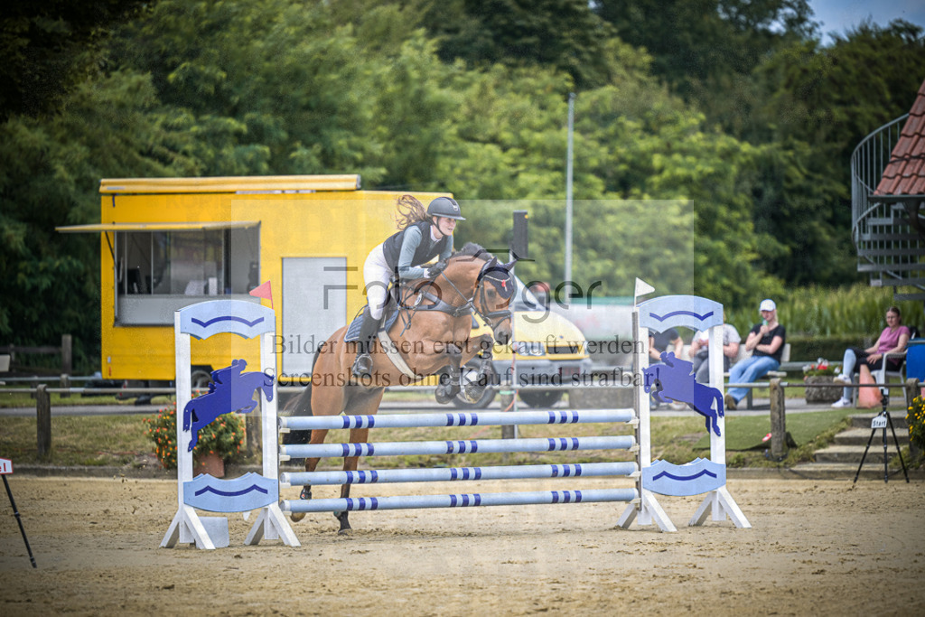 DOS_8170 | Entdecke hochwertige Reitturnierfotos von Foto Oger. Professionell, emotional und authentisch – jetzt Lieblingsmomente im Shop bestellen.Deutschlandweite Turnierfotografie. - Realisiert mit Pictrs.com