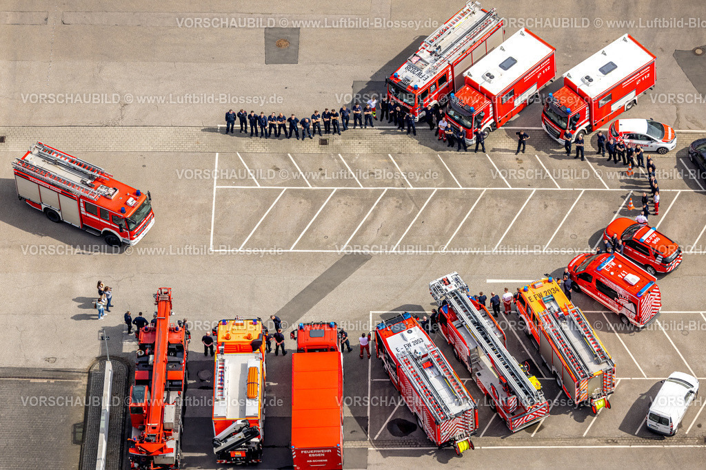 Essen240400650Feuerwehr | Luftbild, Hauptfeuerwehrwache der Berufsfeuerwehr Essen, Verabschiedung eines Feuerwehrmannes in den Ruhestand, Feuerwehrleute stehen zusammen mit Einsatzfahrzeugen, Feuerwehrautos, Essen, Ruhrgebiet, Nordrhein-Westfalen, Deutschland