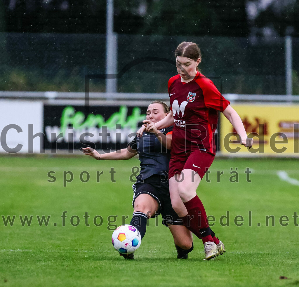 2023-10-14_086_FC_Schwaig_gegen_SV_Schechen | Oberding, Deutschland, 14.10.2023:
Fußball, Bezirksliga 2023 / 2024, 6. Spieltag, FC Schwaig gegen SV Schechen, Endergebnis: 4:3

Julia Marth (SV Schechen, #6), Emily Grimes (FC Schwaig, #13)

Foto: Christian Riedel / fotografie-riedel.net