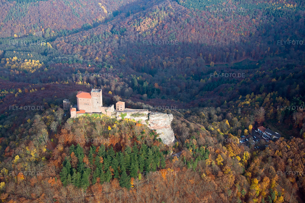 Luftbild: Burg Trifels in Annweiler am Trifels im Bundesland Rheinland-Pfalz in Deutschland. Foto: IMG_085137.jpg vom 08.11.2015 durch Werner Riehm/FLY-FOTO.de
