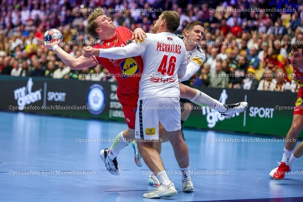 EHF19012601118 | 19.01.2026, Handball, Men's EHF EURO 2026, Österreich - Serbien, Jyske Bank Boxen in Herning, Dänemark, Preliminary Round:  Lukas Hutecek (Austria #72) im Zweikampf gegen   Dragan Pechmalbec (Serbien #46) 