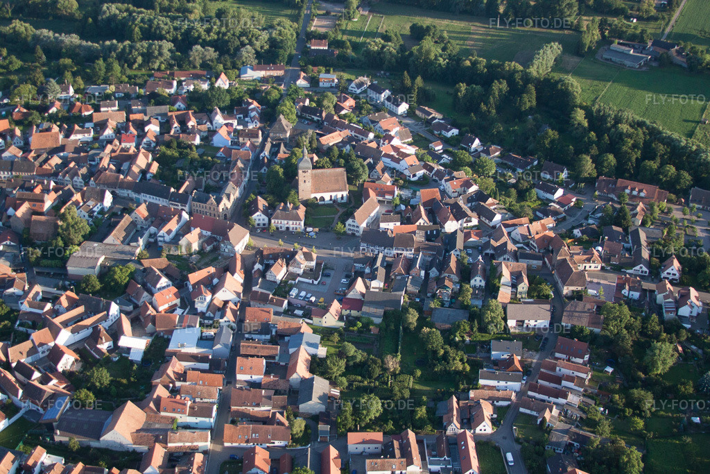 Luftbild: Ortsansicht der Straßen und Häuser der Wohngebiete im Ortsteil Ingenheim in Billigheim-Ingenheim im Bundesland Rheinland-Pfalz in Deutschland. Foto: IMG_51105.jpg vom 22.07.2012 durch Werner Riehm/FLY-FOTO.de