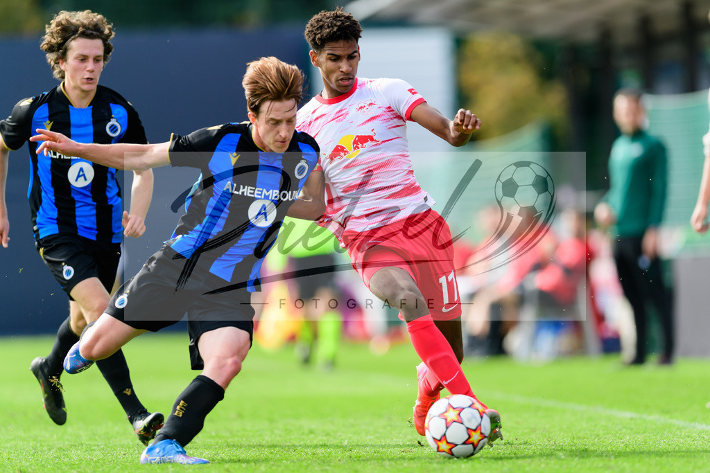 YLLEBR20210928_035 | Fussball, A-Junioren: Xander Blomme (Club Brugge KV) und Sanoussy Ba (RB Leipzig) im Zweikampf beim Spiel der UEFA Youth League zwischen RB Leipzig und FC Bruegge im Stadion am Cottaweg am 28.09.2021 in Leipzig, Deutschland. - Realisiert mit Pictrs.com