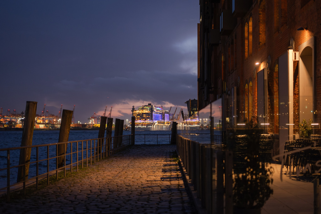 HH Fischmarkt_1 | Entdecken Sie hochwertige Fotoprodukte für Ihr Zuhause, Büro oder als besonderes Geschenk.rpixel.de bietet Ihnen exklusive Fotografien aus den Bereichen Natur, Landschaft und Motiven vom Meer.Einfach direkt im Online-Shop bestellen. - Realisiert mit Pictrs.com