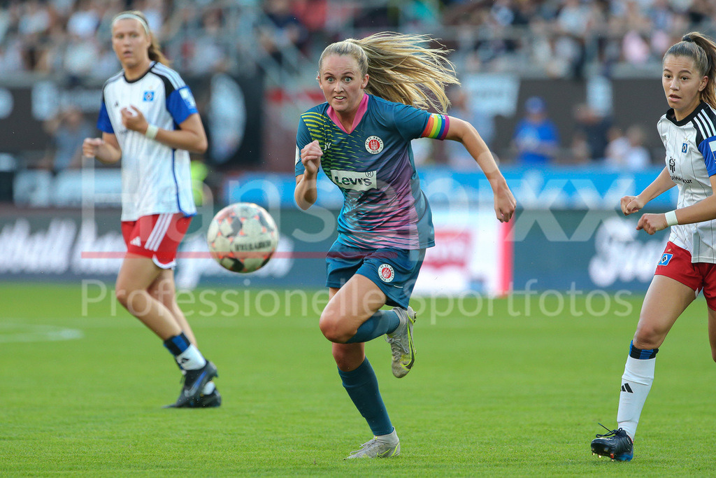 Fussball, DFB-Pokal Frauen, FC St. Pauli - Hamburger SV | v.li.: Annie Kingman (FC St. Pauli, 14) am Ball, Einzelbild, Ganzkörper, Aktion, Action, Spielszene, DIE DFB-RICHTLINIEN UNTERSAGEN JEGLICHE NUTZUNG VON FOTOS ALS SEQUENZBILDER UND/ODER VIDEOÄHNLICHE FOTOSTRECKEN. DFB REGULATIONS PROHIBIT ANY USE OF PHOTOGRAPHS AS IMAGE SEQUENCES AND/OR QUASI-VIDEO.