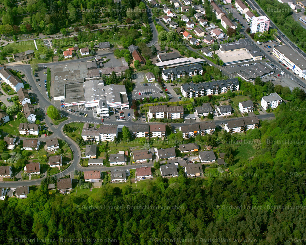 2610386 | NIEDERSCHELD 09.06.2006 Von Wald und Forstgebieten umgebener Ortskern der Straßen und Häuser und Wohngebiete in Niederscheld im Bundesland Hessen, Deutschland // Surrounded by forest and forest areas center of the streets and houses and residential areas in Niederscheld in the state Hesse, Germany Foto: Gerhard Launer