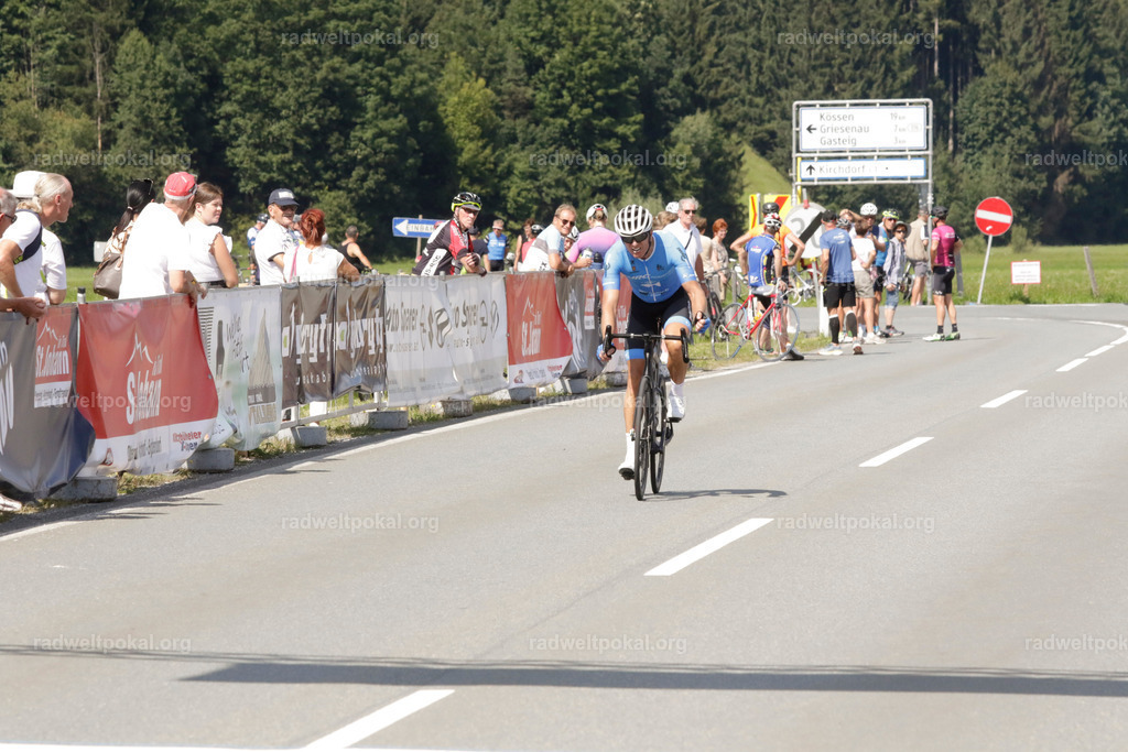 968_20230817_Bewerb_Maenner_Muehlanger | AUT - OESTERREICH, 2023-08-16: SPORT RENNRAD-FAHREN - 55. INTERNATIONALER RADWELTPOKAL IN ST. JOHANN IN TIROL  - Vintage-Radrennen mit WM-Bronze-Medaillen-Siegerin Christina Schweinberger, den Teilnehmer und Alexander Baumann (vom Orginastions-Team) - TAG 2 BEWERB MAENNER IN SECHS GRUPPEN  ; Foto: Roland Muehlanger