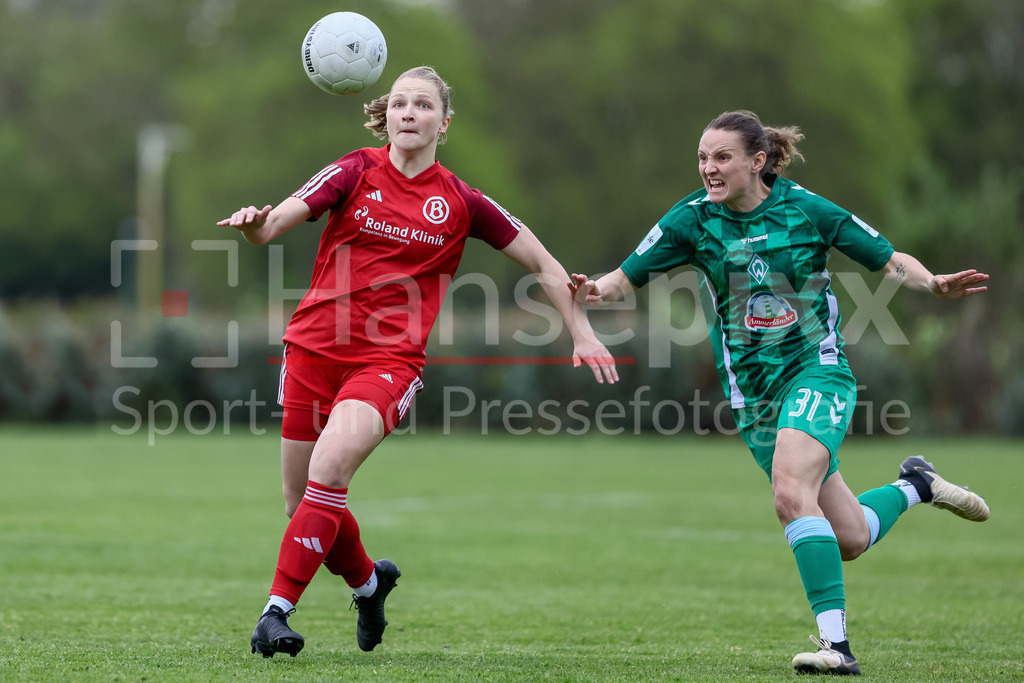 Fussball, Testspiel Frauen, ATS Buntentor - SV Werder Bremen | v.li.: Birte Eichhorn (ATS Buntentor, 20) und Verena Wieder (SV Werder Bremen, 31) im Zweikampf, Duell, Dynamik, Aktion, Action, Spielszene