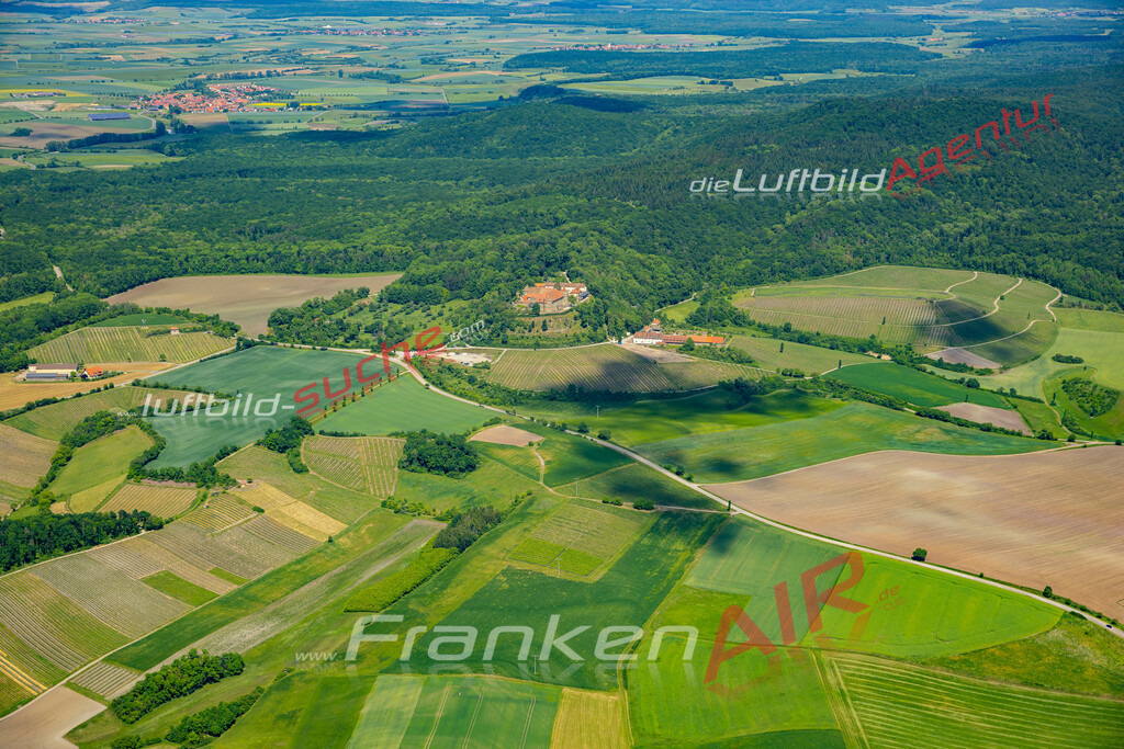 schloss-frankenberg-weigenheim-luftbild-2022-2458 | Aktuelles Luftbild von Schloss Frankenberg Weigenheim - Die Luftaufnahme wurde 2022 mittels UL-Flugzeug erstellt ( keine Drohne ) - hochauflösende Kamera-Systeme von  Canon -
Beste Qualität - Für grossformatige Ausdrucke geeignet. Die Geschenkidee !